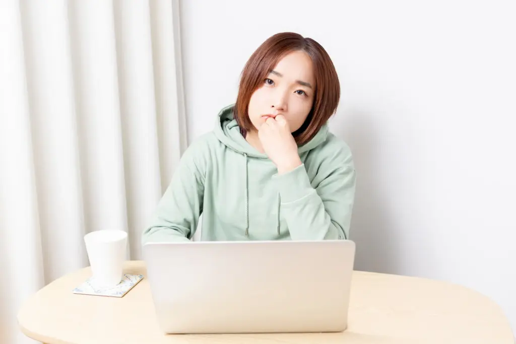 トラブル_クレーム_悩む女性