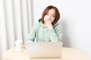 トラブル_クレーム_悩む女性