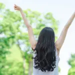 後ろ姿の女性_背伸びをする