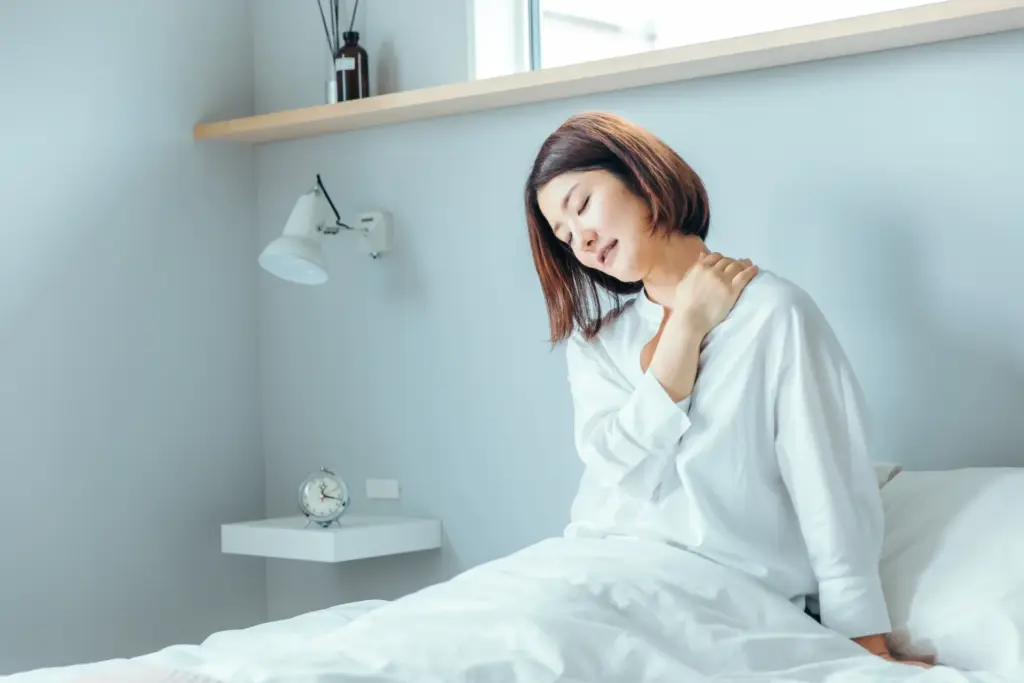 寝起きの女性_首回りを揉む