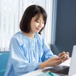 スマホでやり取りをする女性