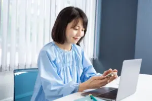スマホでやり取りをする女性