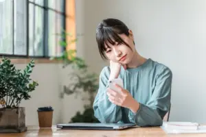 携帯を触る女性_SNS