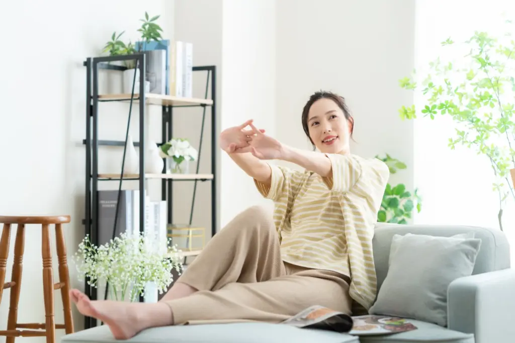 背伸びする女性_ストレスから解放