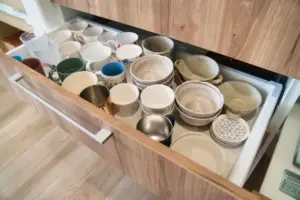 食器_詰め込みすぎた引き出し