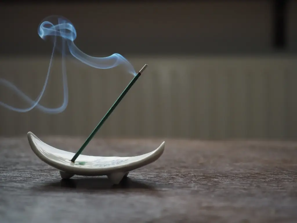 お香_煙を立たせる