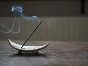 お香_煙を立たせる